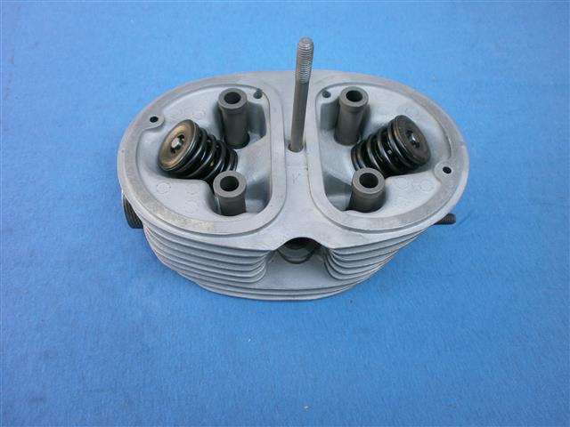 Zylinderkopf R25/2 überholt einbauferitg
- neue Ventile
- neue Ventilführungen
ggf. Auspuffgewinde repariert, Sitze bleifrei, Kopf geplant,Zündkerzengewinde repariert