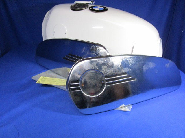 Tank R50/5,60/5,75/5 federweiß 18l Set mit orig. Blenden und Tankembleme (NOS)