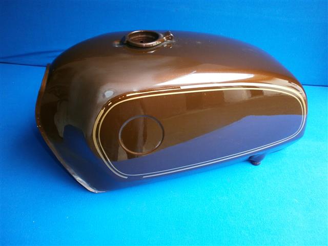 Tank 60/6,75/6,90/6 18 Liter Havanna gold NOS
Tank ist neu, jedoch wurde versucht den Tank anzuschleifen, zwecks Neulackierung