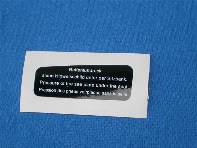 Hinweisschild für Reifenluftdruck in Verkleidung linke Seite R100RS Modelle