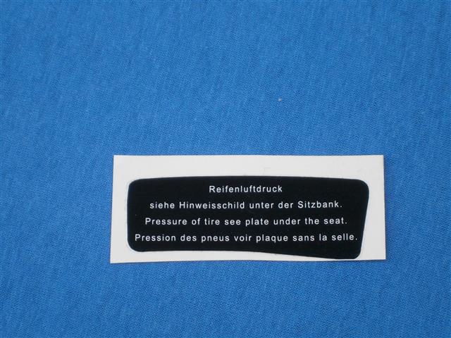 Hinweisschild 60/6,75/6,90/6,90S,100S,60/7,75/7,80/7,100/7,100S links S-Cockpit Reifendruck siehe Sitzbank