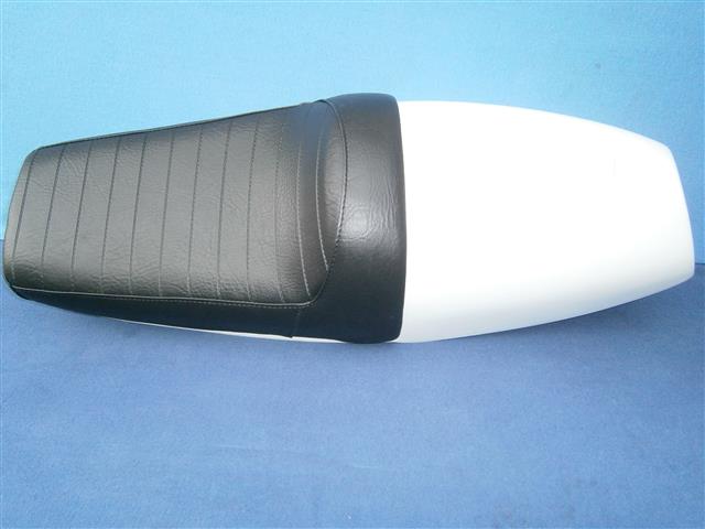 Sitzbank Boxer ab 1976 -1995 Cafe RACER mit Kunststoffheck kommt mit Scharniern
paßt auch für Einarmschwingenmodelle ab 1985