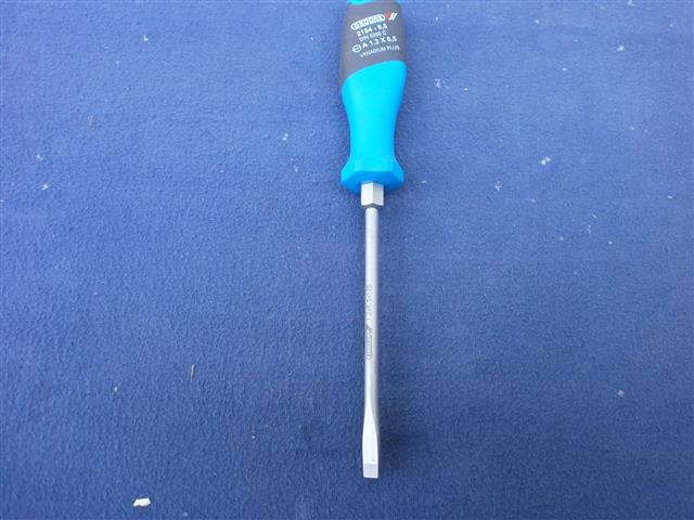 Gedore 2154 6,5 Schraubendreher mitSchlitz
Klinge: 6,5 x 1,2 mm
Klingendurchmesser: 6,0 mm
Gesamtlänge: 235 mm
Klingenlänge: 125 mm
Schlüsselweite Sechskant: 10 mm
Gewicht: 95 g