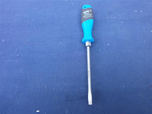 Gedore 2154 8 Schraubendreher mit Schlitz
Klinge: 8 x 1,2 mm
Klingendurchmesser: 7,0 mm
Gesamtlänge: 270 mm
Klingenlänge: 150 mm
Schlüsselweite Sechskant: 13 mm
Gewicht: 157 g