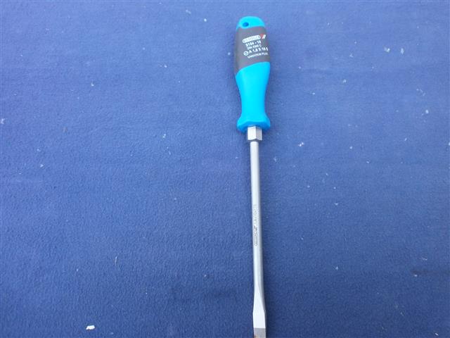 Gedore 2154 10 Schraubendreher mit Schlitz
Klinge: 10 x 1,6 mm
Klingendurchmesser: 8,0 mm
Gesamtlänge: 295 mm
Klingenlänge: 175 mm
Schlüsselweite Sechskant: 13 mm
Gewicht: 214 g